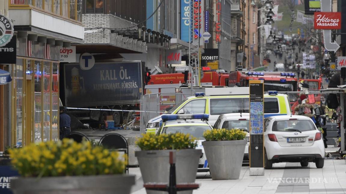 Camión atropella a varias personas en el centro de Estocolmo; hay 2 muertos