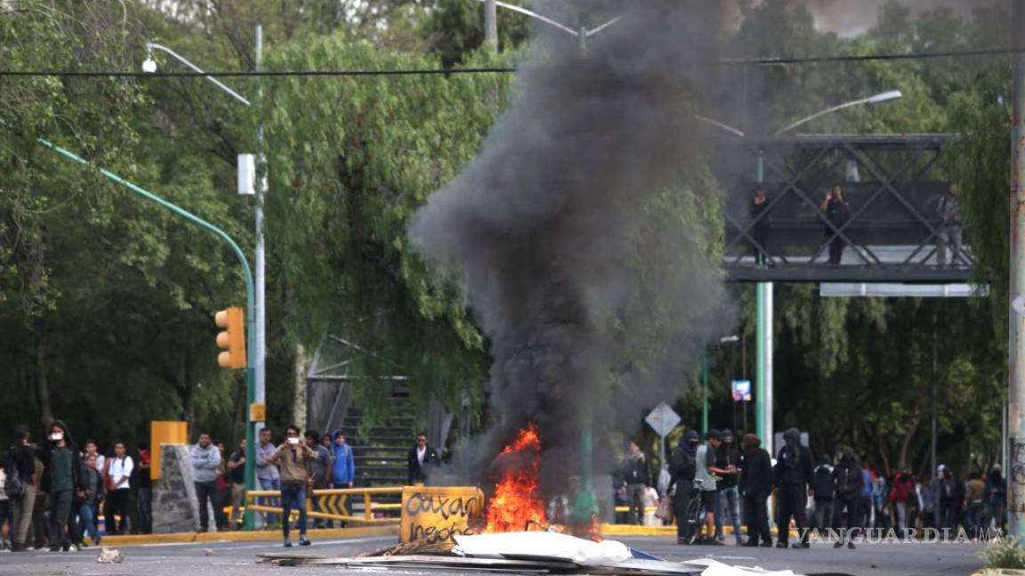 Registran disturbios alrededor de Ciudad Universitaria; encapuchados bloquean Insurgentes