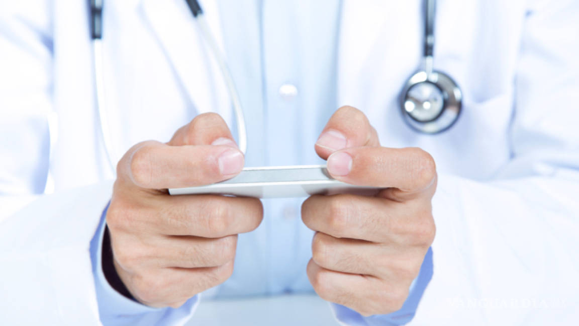 Amenaza IMSS con despedir a médicos que usen celular en instalaciones