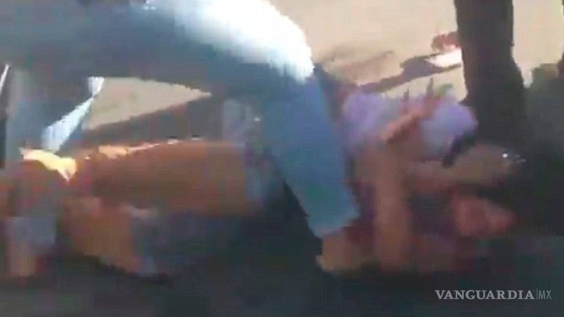 Mujeres pelean en estacionamiento, luego se dan de choques en sus camionetas (video)