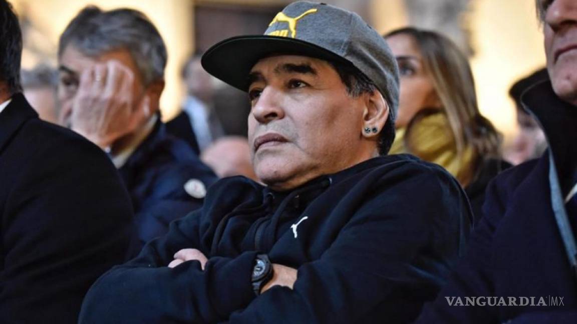 Maradona asiste al musical en su honor en teatro de Nápoles