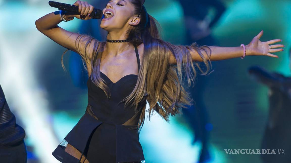 Ariana Grande hace bailar y cantar a fans en el Palacio de los Deportes