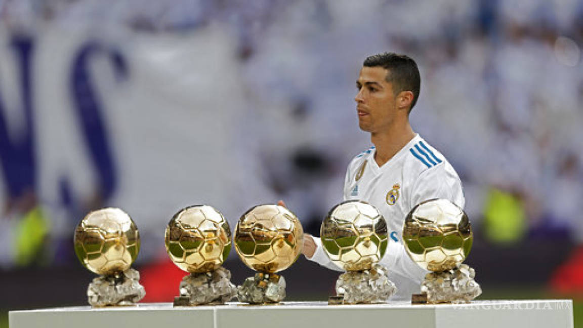 Cristiano Ronaldo exhibe sus cinco Balones de Oro en el Bernabéu