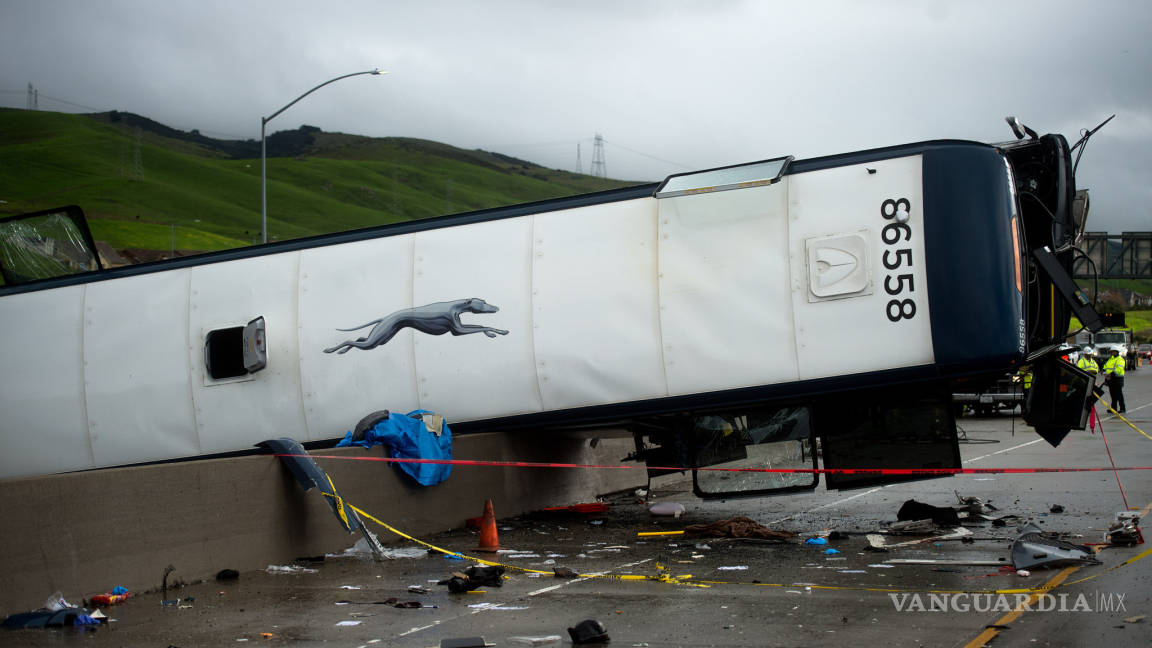 Volcadura de autobús en California deja al menos dos muertos