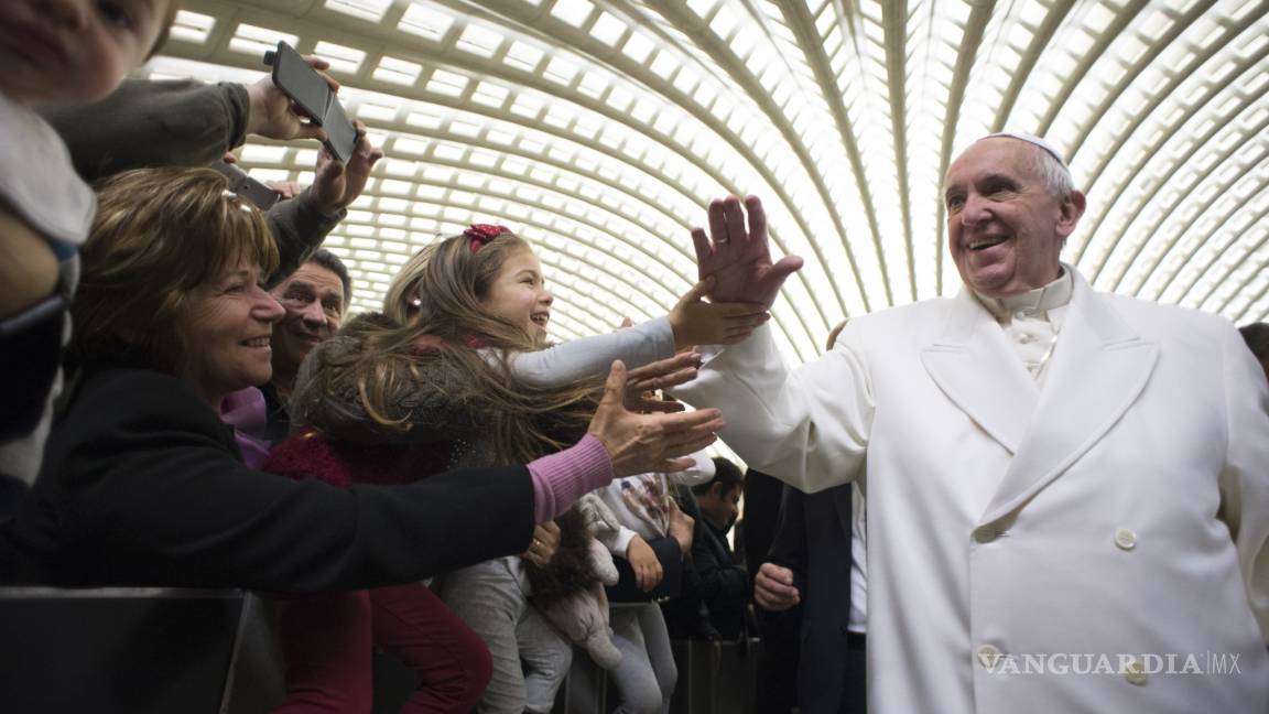 Papa Francisco dedica premio Carlomagno a la paz