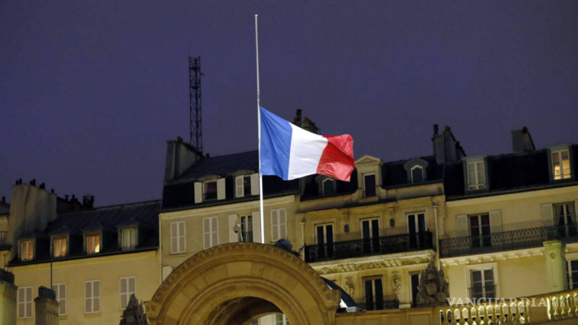 Francia inicia tres días de luto en memoria de fallecidos en atentados