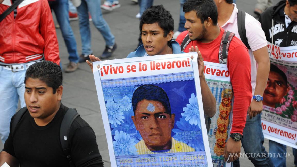 Padres de los 43 normalistas protestan en Guerrero