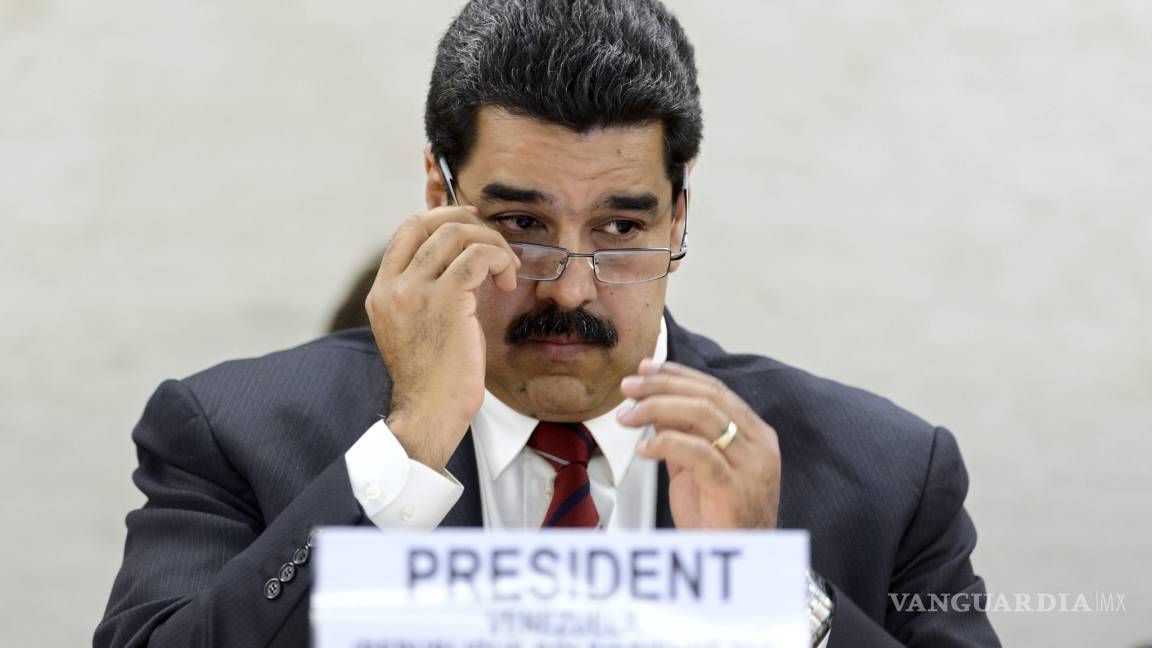 Oposición venezolana entrega millones de firmas para referendo contra Maduro