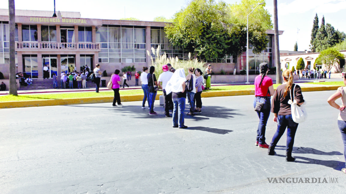 Con bloqueo de calles, taxistas exigen concesiones al Municipio de Saltillo