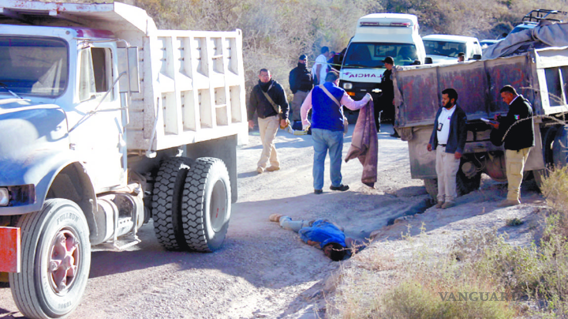 En Parras, muere camionero aplastado cuando empujaban a su unidad