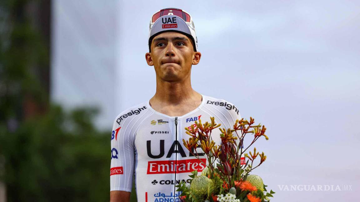 Ciclista mexicano Isaac del Toro se sube al podio en Australia