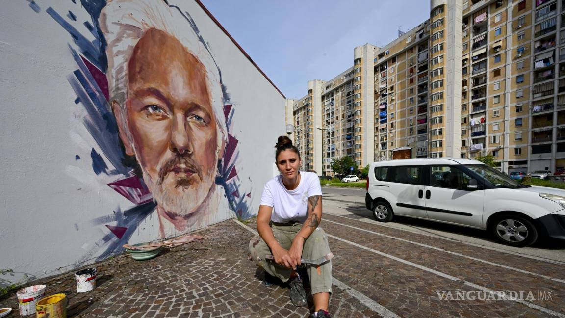 Este es el mural de Julian Assange, fundador de WikiLeaks, con el que Trisha, una artista callejera, celebra que Nápoles le confiriera la ciudadanía honoraria
