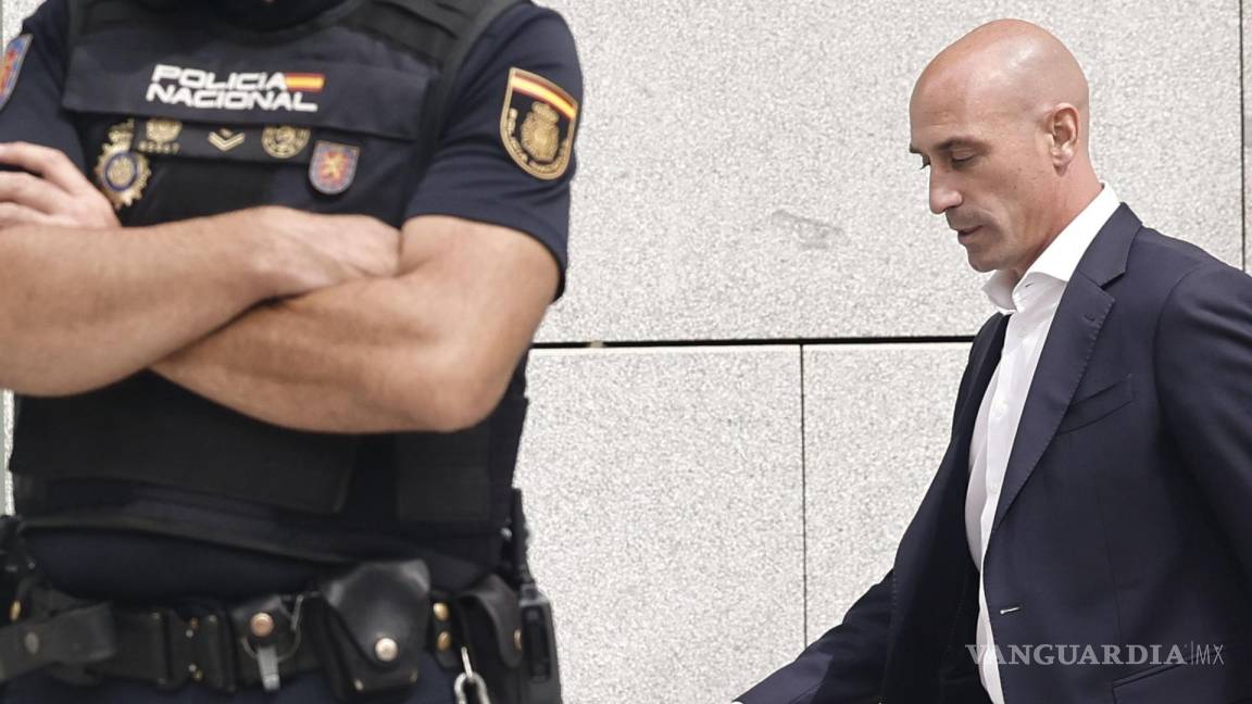 Fiscalía de España pide dos años y medio de prisión para Luis Rubiales por caso Jenni Hermoso