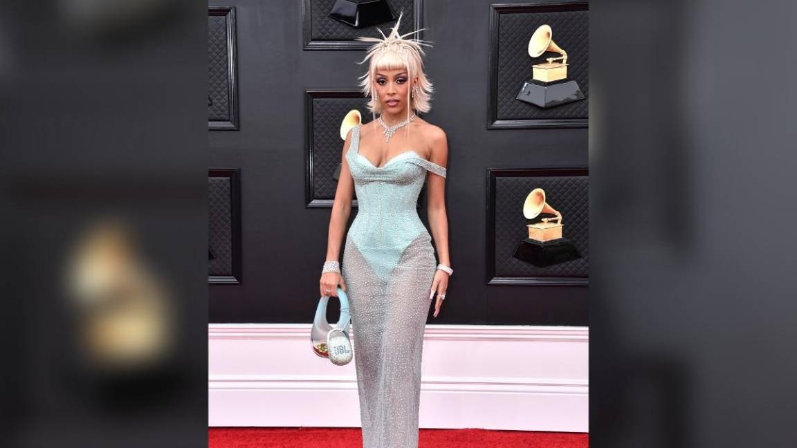 Doja Cat presumió su silueta con un vestido transparente de Atelier Versace. $!Doja Cat presumió su silueta con un vestido transparente de Atelier Versace.