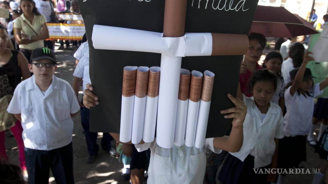 $!Un niño sostiene un aviso durante la celebración del Día Internacional Sin Tabaco en Tegucigalpa, Honduras.