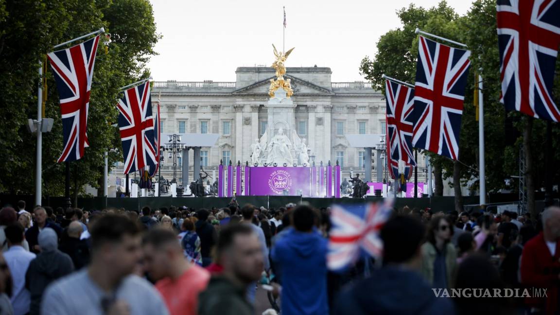 Miles de personas festejan a Isabel II por su Jubileo de Platino