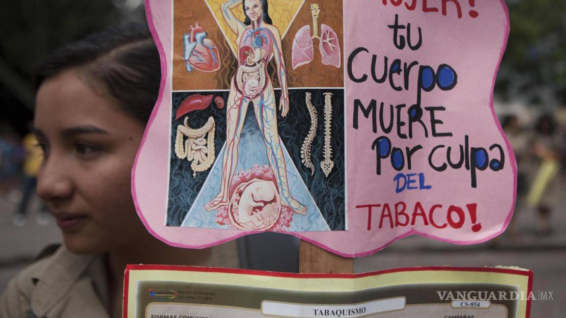 $!Una joven sostiene un cartel en una manifestación contra el consumo de tabaco el 31 de mayo de 2016, Día Mundial Sin Tabaco, Tegucigalpa, Honduras.