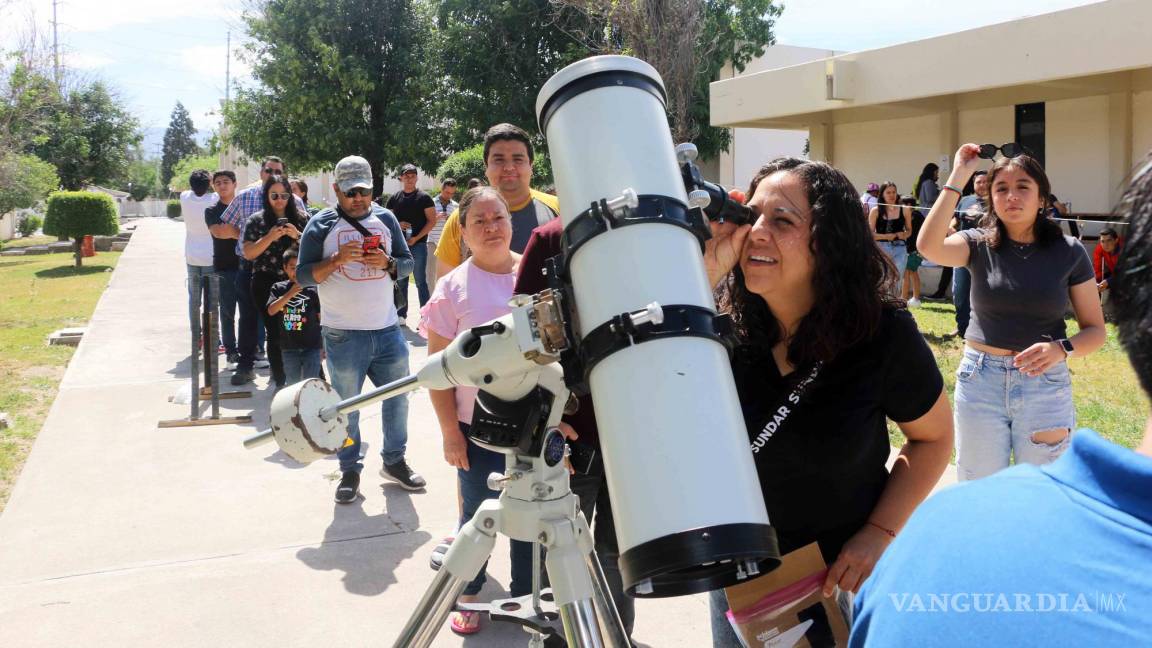 Saltillo: Acuden 500 personas a la explanada de la UAdeC Unidad Camporredondo para admirar el eclipse