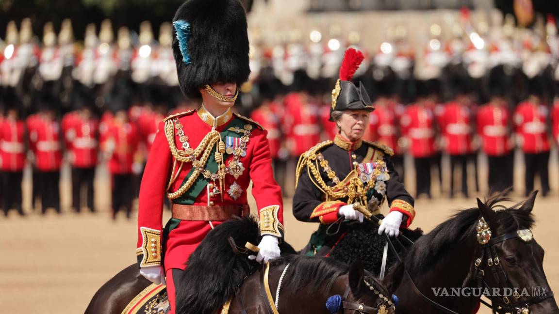 $!El príncipe William, duque de Cambridge (i) y Su Alteza Real la princesa Ana (d) en el desfile ‘Trooping of the Colour’ en Londres.