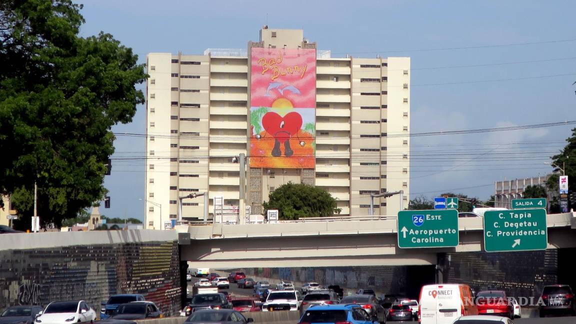 $!Vista de una valla publicitaria del más reciente disco de Bad Bunny, “Un Verano Sin Ti” en un edificio en San Juan, Puerto Rico.