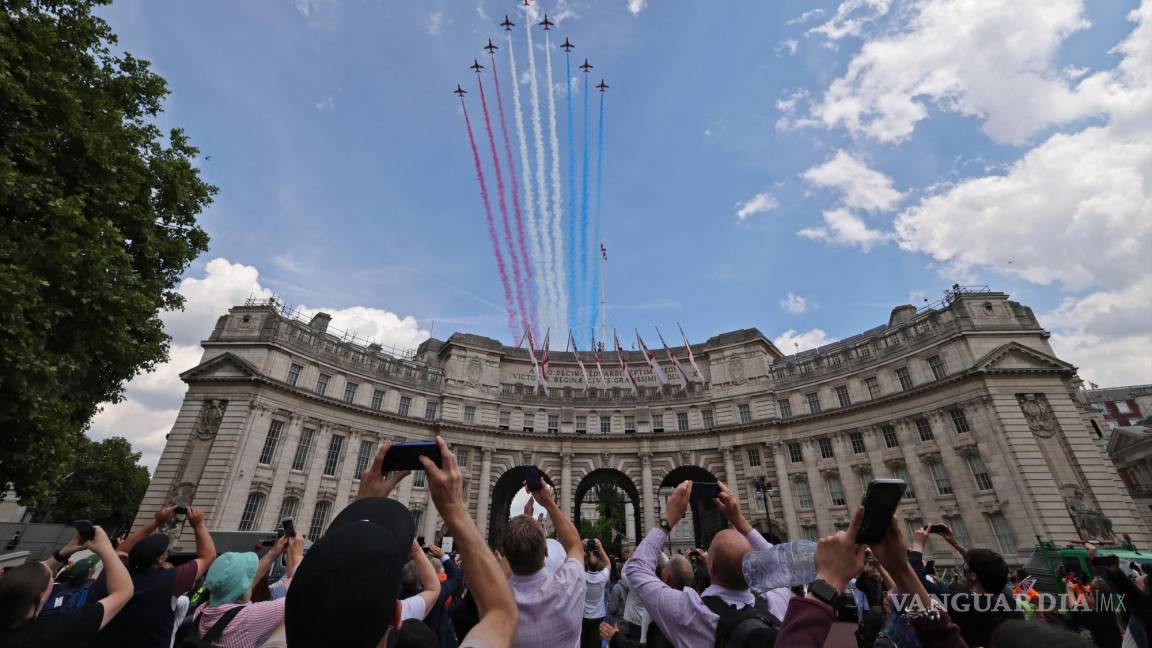 $!Aviones lechas rojas sobrevolando The Mall en honor a las celebraciones del Jubileo de Platino de la Reina en Londres.