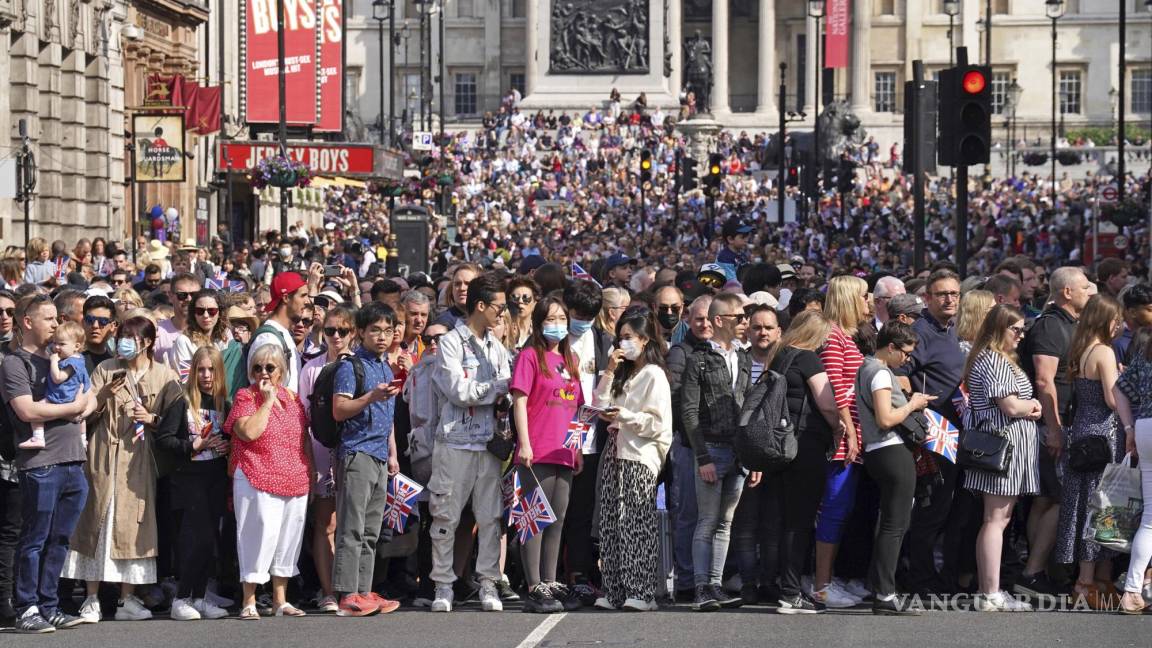 $!Una multitud reunida cerca de Trafalgar Square en Londres en el primero de cuatro días de celebraciones por el Jubileo de Platino de la reina Isabel II.