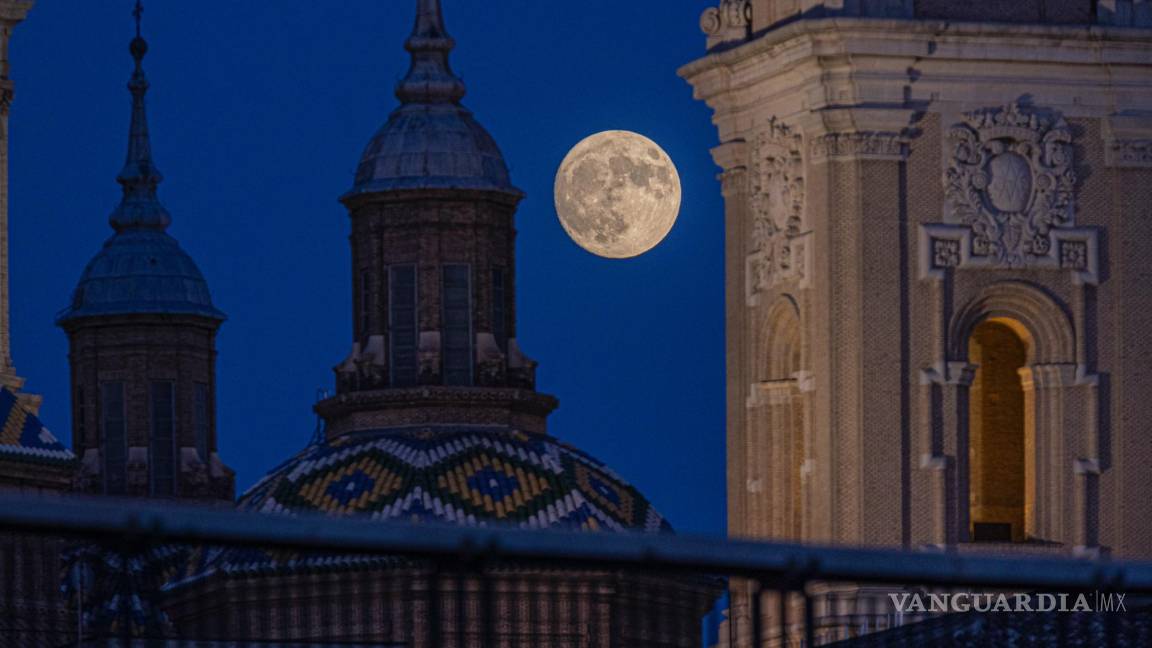 $!Imagen de la luna al 95.5% en creciente sobre Zaragoza, será la mayor luna de todo 2022.