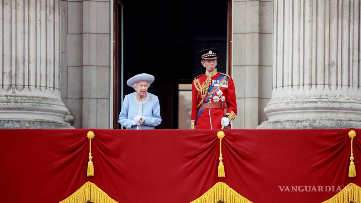 $!Su Majestad la Reina Isabel II (i) y Su Alteza Real el Duque de Kent (d) en el balcón del Palacio de Buckingham durante el desfile ‘Trooping of the Colour’ en Londres.