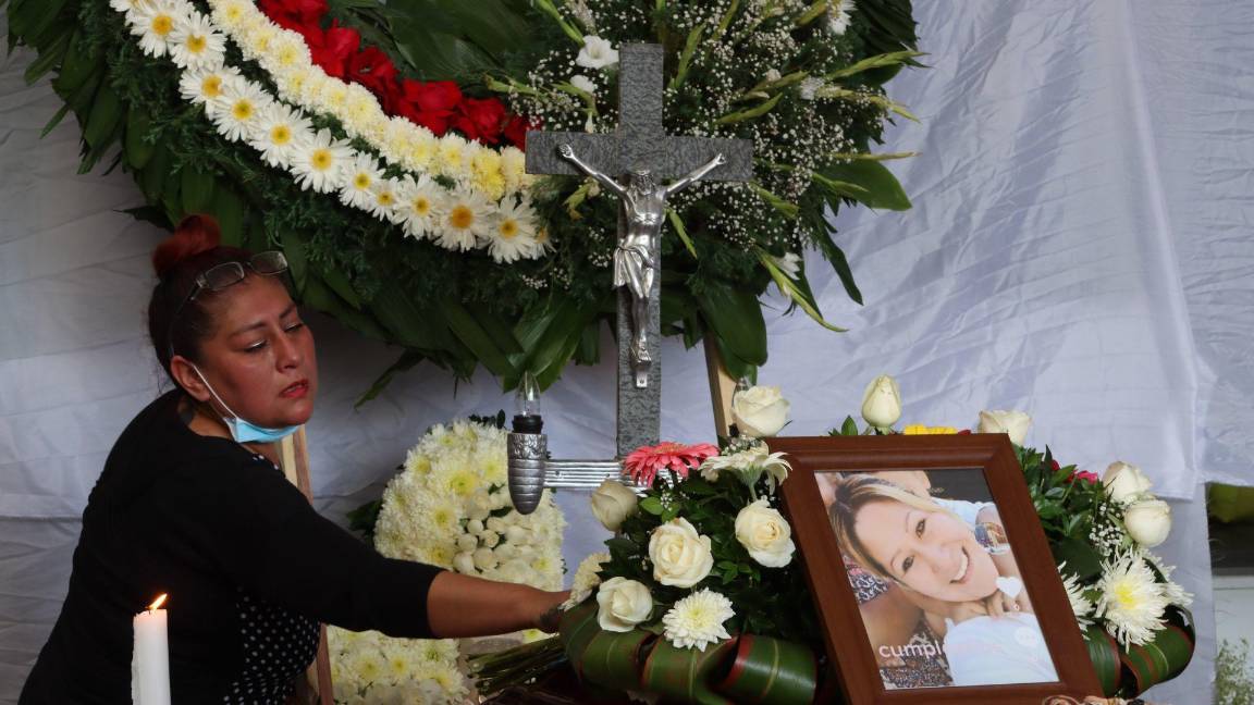 Familiares y amigos de Margarita Ceceña; quien presuntamente fue quemada viva por familiares por la disputa de un casa en Cuautla, Morelos, fue velada en la casa de una de sus hermanas y enterrada en el panteón de San Isidro. $!Familiares y amigos de Margarita Ceceña; quien presuntamente fue quemada viva por familiares por la disputa de un casa en Cuautla, Morelos, fue velada en la casa de una de sus hermanas y enterrada en el panteón de San Isidro.