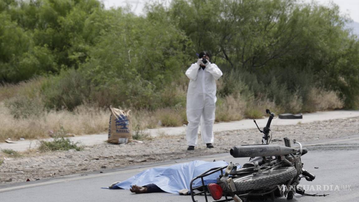 Motociclista maneja en contra, choca contra tráiler y muere en Ramos Arizpe