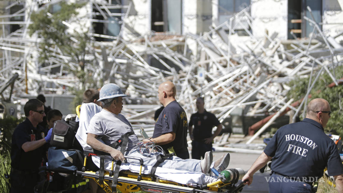 Colapsa estructura en Houston, rescatan a seis