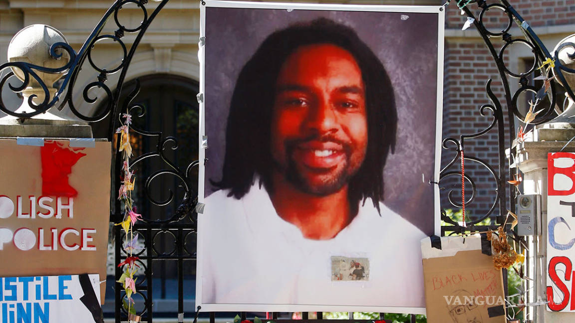 Absuelven a policía que mató a un hombre negro en EU, cuya muerte fue vista en Facebook