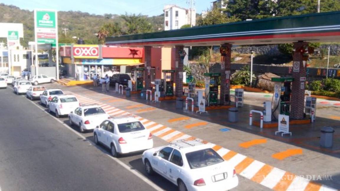 Toman gasolineras en Guerrero por 'gasolinazo'