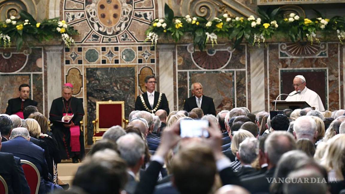 El papa recibe premio Carlomagno e insta a la UE a recuperar sus ideales