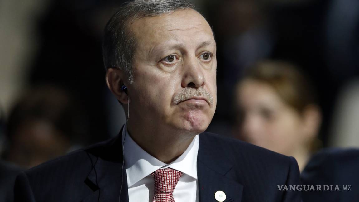 Erdogan promete renunciar si se demuestra que Turquía compra petróleo al EI