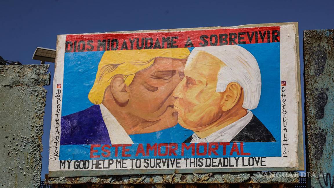 Un mural plasmado en un muro fronterizo en Tijuana muestra a Joe Biden y Donald Trump besándose