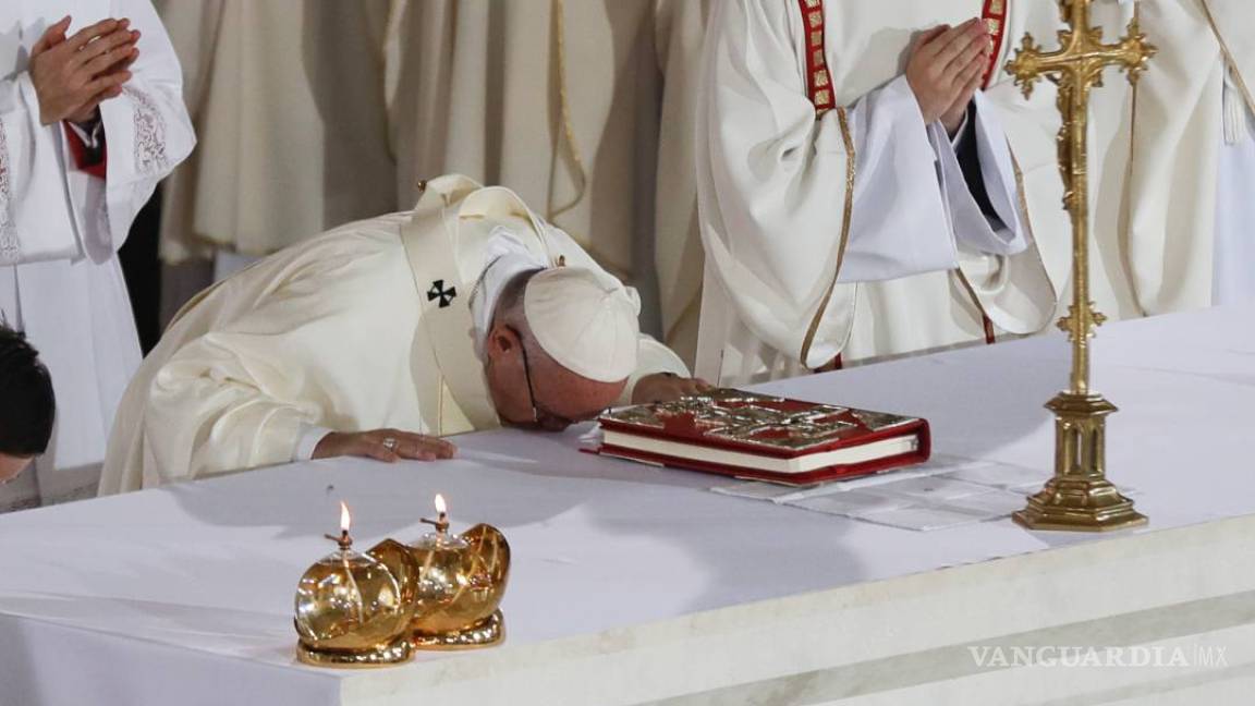 Insta el Papa a sacerdotes evitar “pedestales de poder”