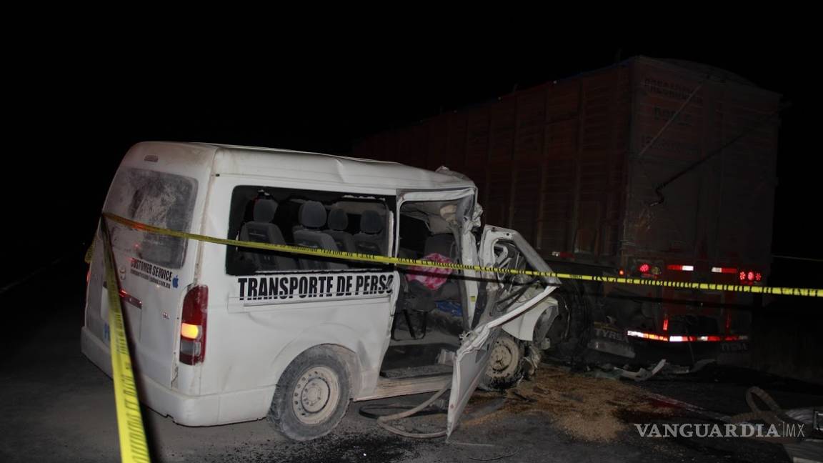 Transporte de personal choca contra tráiler en ejido de Coahuila, una persona pierde la vida