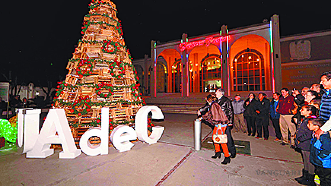 Enciende UAdeC su pino navideño decorado con materiales sustentables