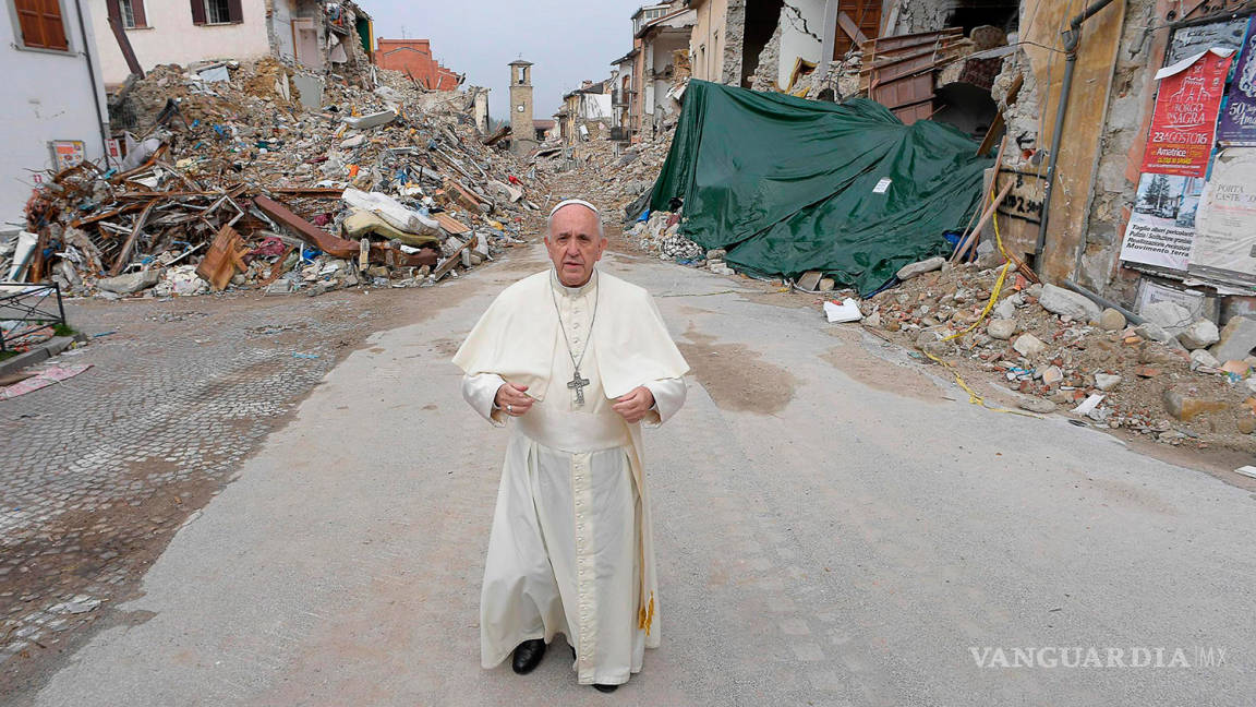 Papa Francisco visita de sorpresa Amatrice, pueblo italiano devastado por el terremoto (fotos)