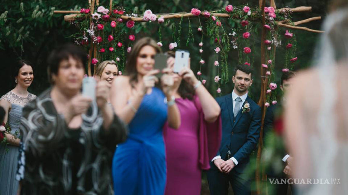 Fotógrafo nos enseña cómo los celulares arruinan una boda