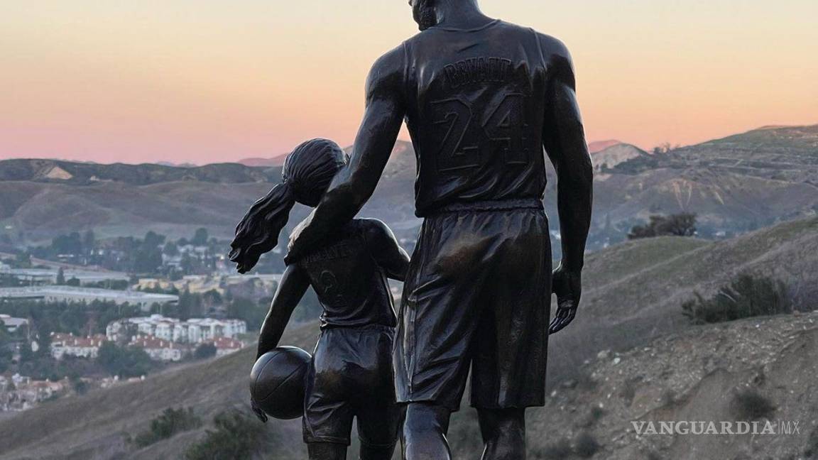 Homenajean a Kobe Bryant y a su hija Gigi con estatua en lugar del accidente