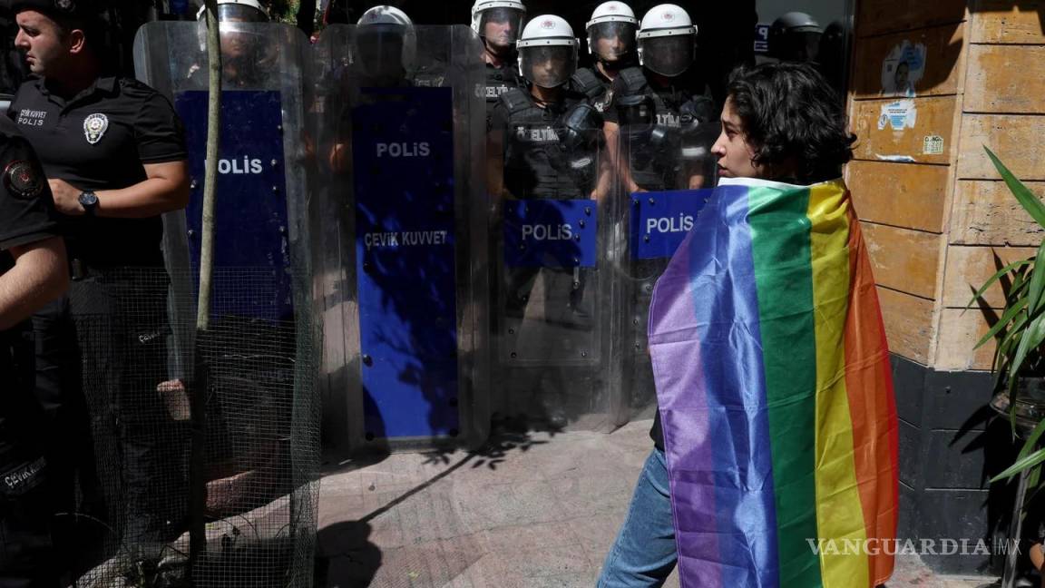 Detienen a 150 personas en marcha LGBT+ en Estambul, Turquía
