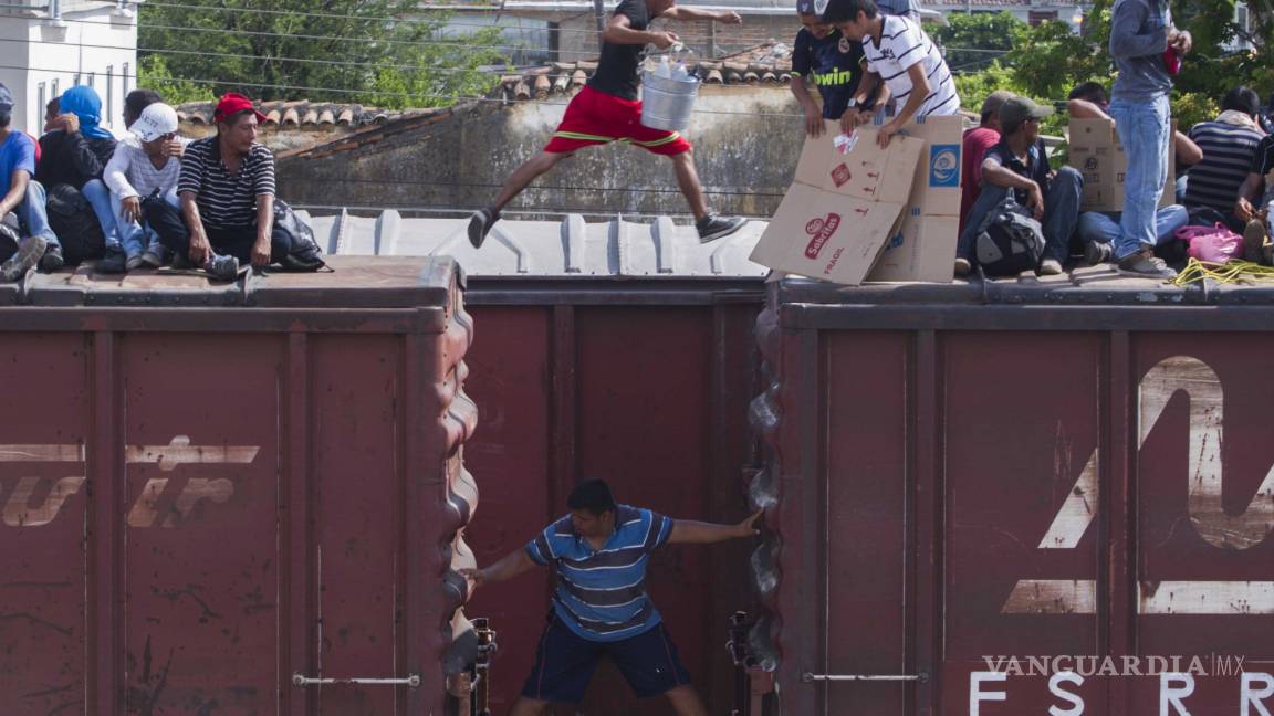 México frena a migrantes rumbo a EU