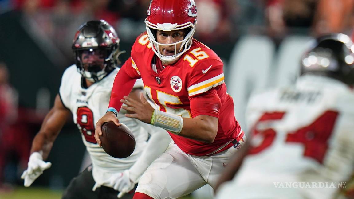 El mariscal de campo de los Kansas City Chiefs, Patrick Mahomes (15), durante la segunda mitad del partido contra los Tampa Bay Buccaneers en Tampa, Florida. $!El mariscal de campo de los Kansas City Chiefs, Patrick Mahomes (15), durante la segunda mitad del partido contra los Tampa Bay Buccaneers en Tampa, Florida.