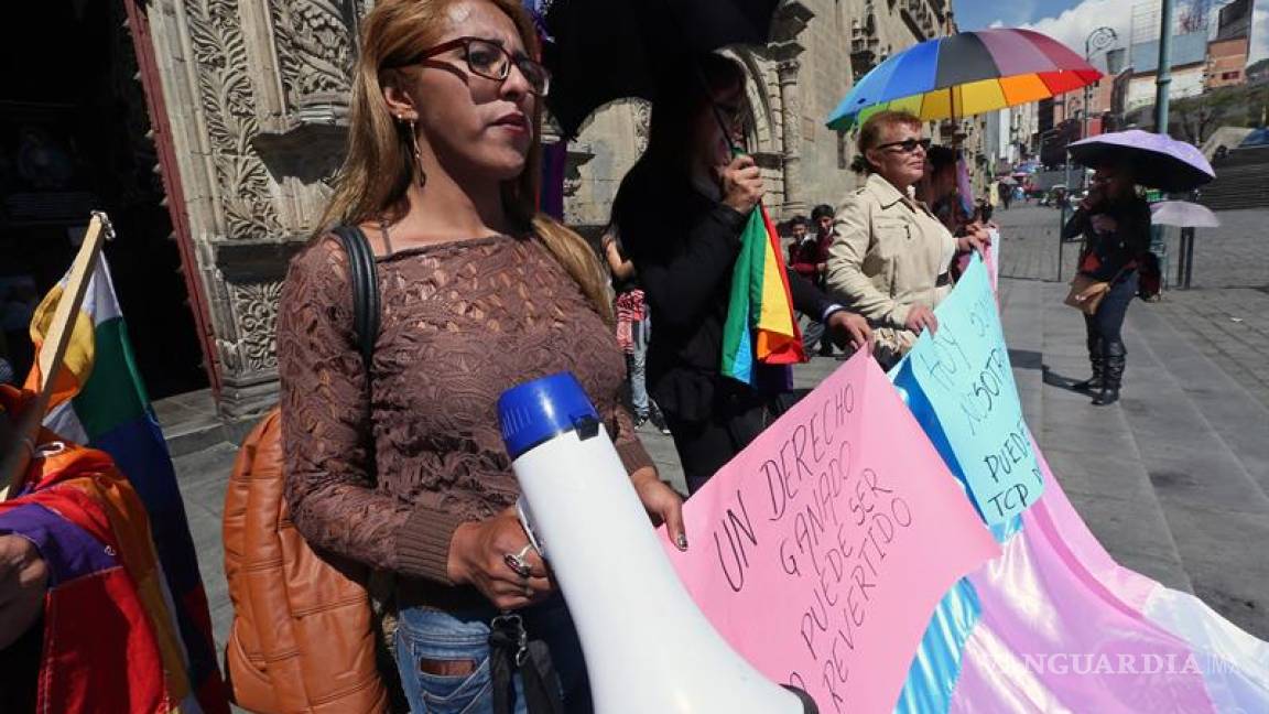 Doce miembros de la comunidad transexual boliviana mantienen huelga de hambre