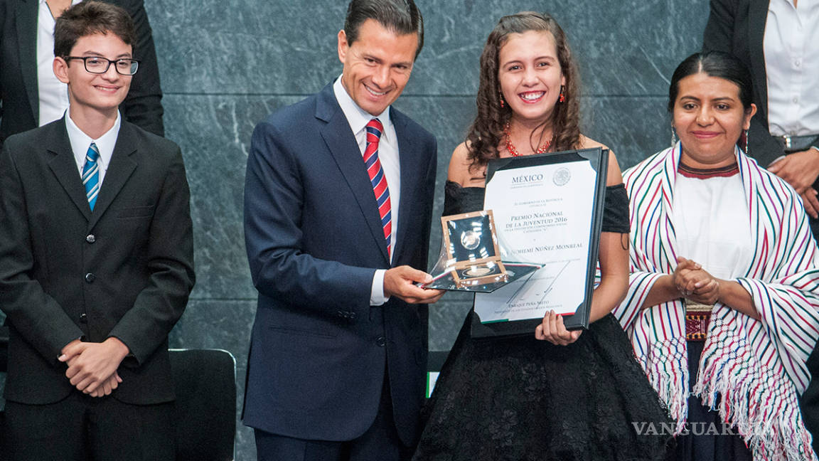 Peña Nieto entrega el Premio Nacional de la Juventud, defiende la Reforma Educativa
