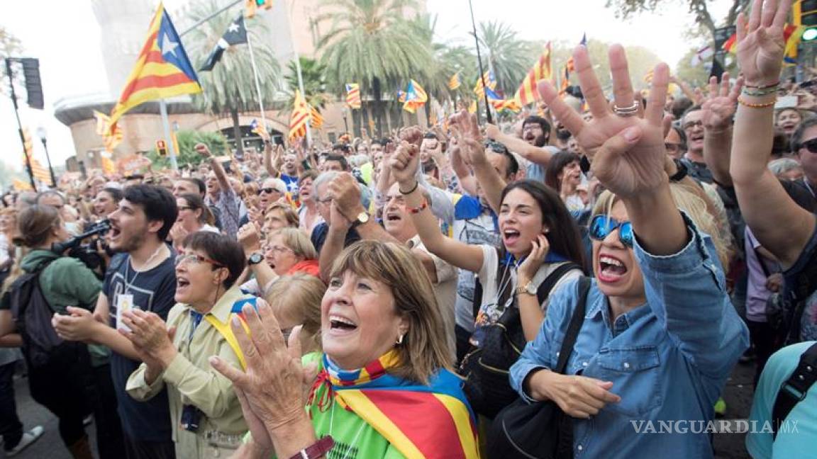Tras votación en Cataluña, la gente grita &quot;¡visca (viva) la República!&quot;