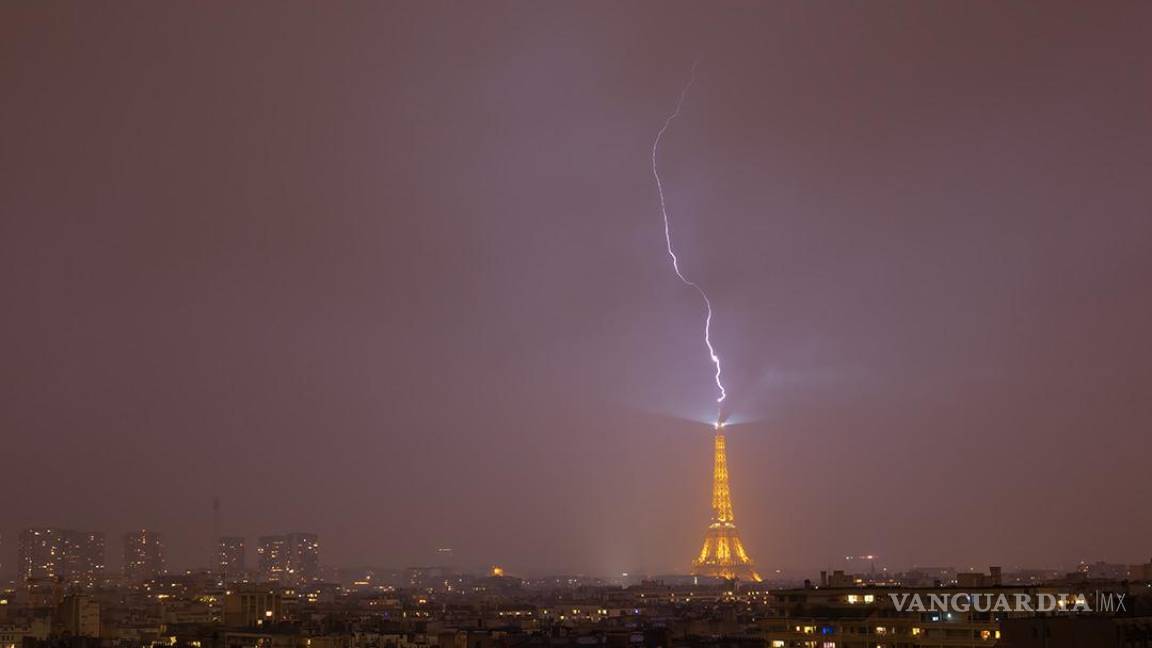 Impresionante momento en que un rayo cae sobre la Torre Eiffel; fuertes lluvias han ocasionado una muerte