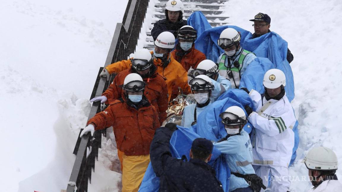 Mueren 7 estudiantes de secundaria y un instructor por avalancha en Japón